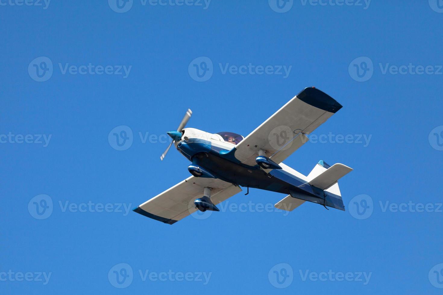 Weiß und Blau bürgerlich Flugzeug im Mitte Luft foto