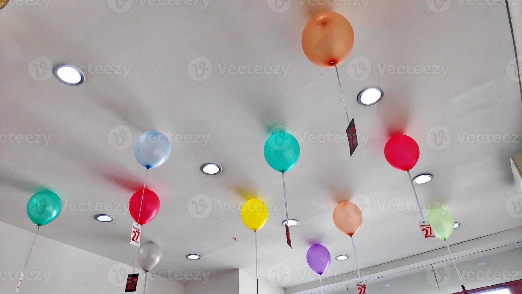 schön farbig Luft Luftballons hängend auf das Decke foto