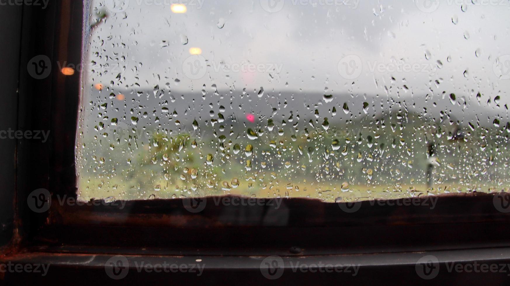 das Aussicht von Innerhalb das Zimmer, das Glas ist verschwommen foto