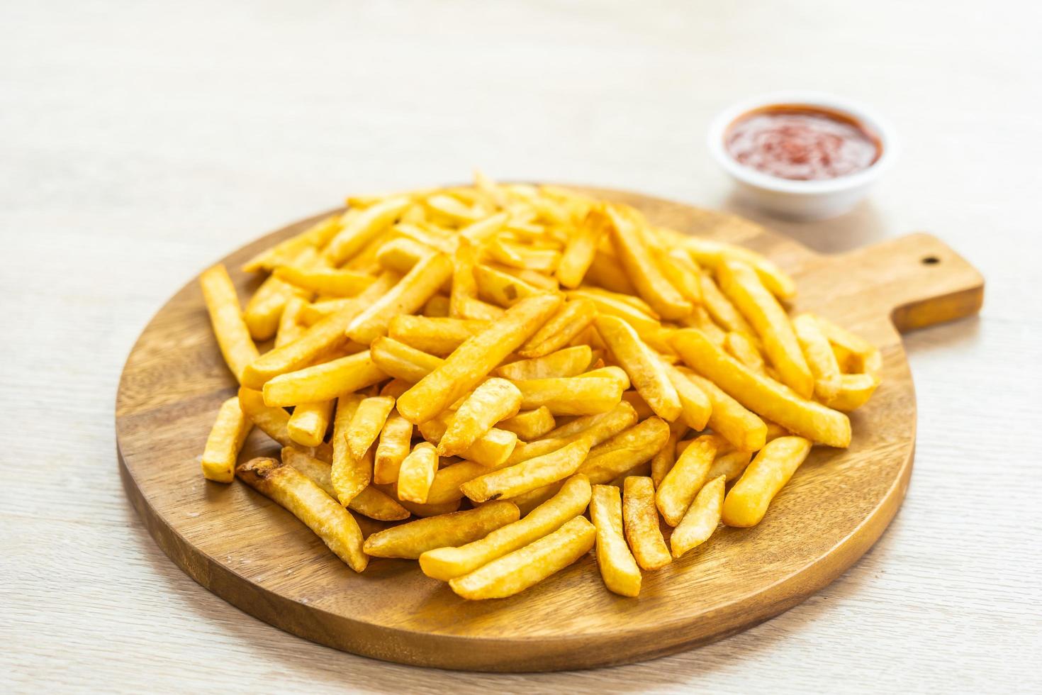 Pommes Frites mit Tomaten- oder Ketchup-Sauce foto