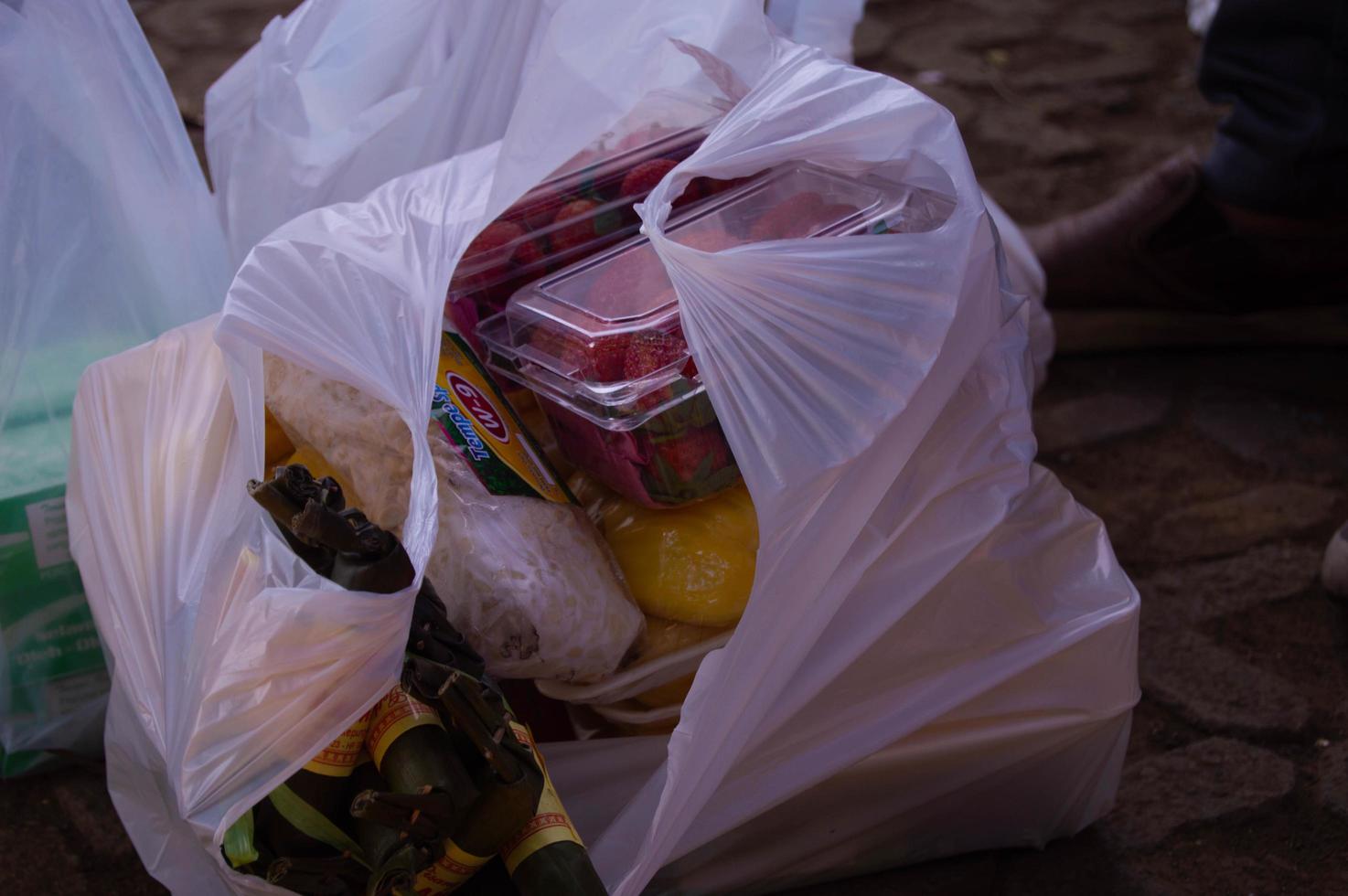 pasuruisch, Indonesien, Juli 2022 - - Souvenir Snacks Das sind im Weiß Plastik foto