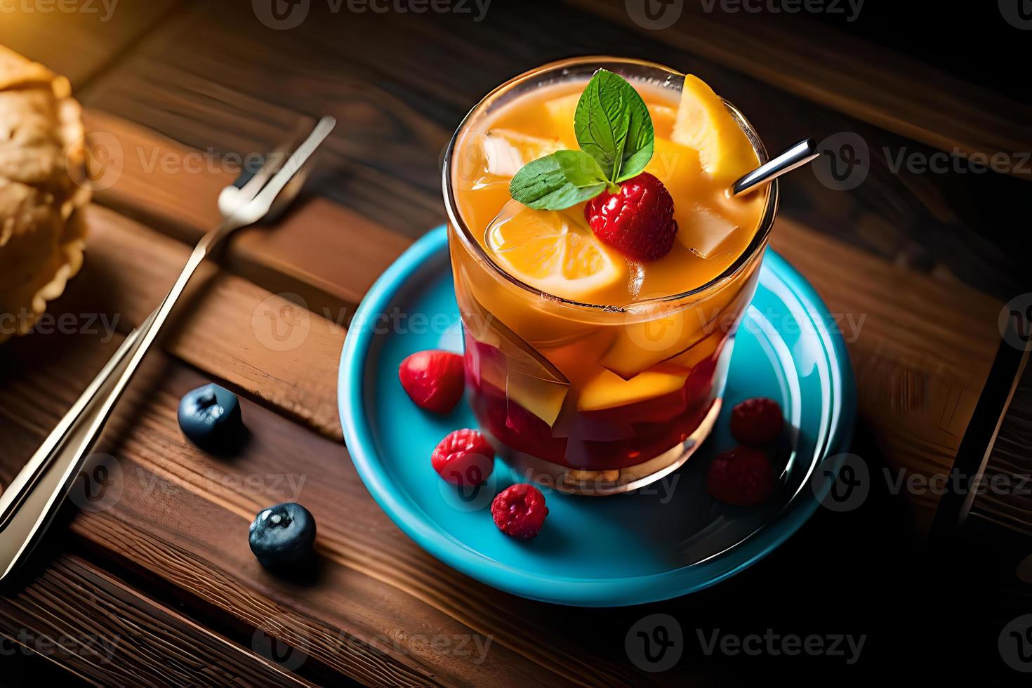 erfrischend fruchtig Sommer- trinken auf Tabelle mit Zitrone und Minze foto