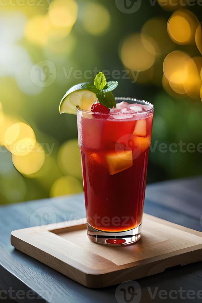 erfrischend fruchtig Sommer- trinken auf Tabelle mit Zitrone und Minze foto