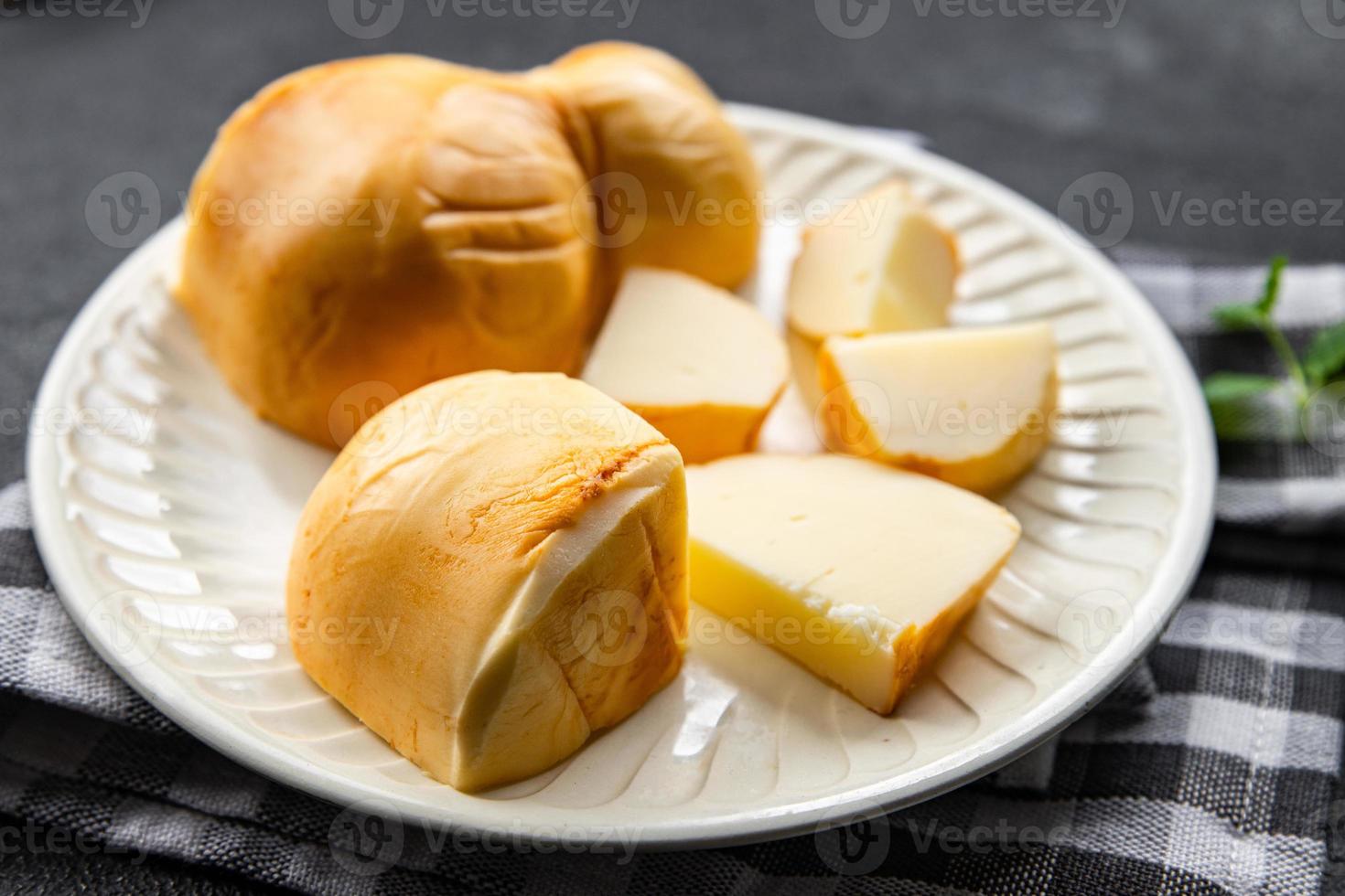 Käse scamorza geräuchert Geschmack frisch Essen Snack auf das Tabelle Kopieren Raum Essen Hintergrund rustikal oben Aussicht foto