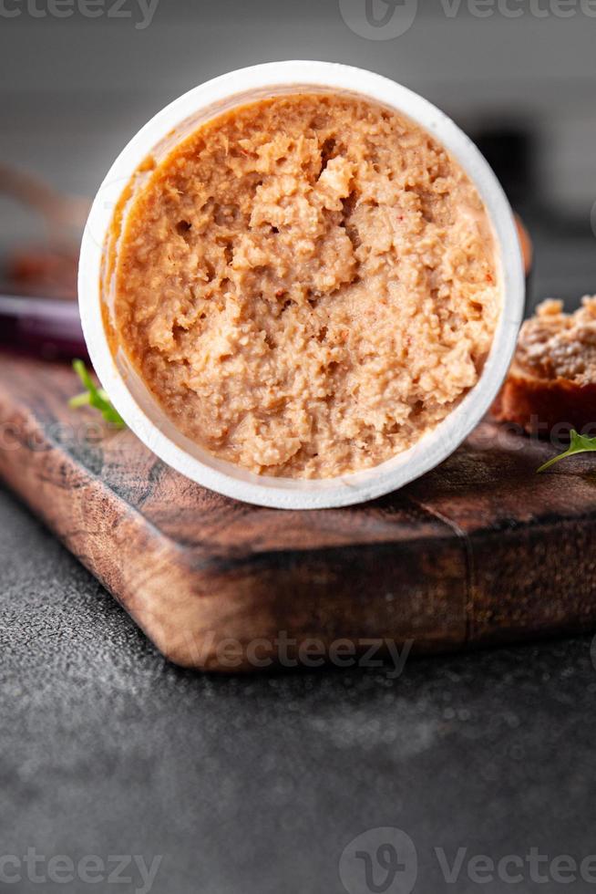 Rilletten Krabbe Sandwich smorrebrod Meeresfrüchte Aperitif Essen Mahlzeit Essen Snack auf das Tabelle Kopieren Raum Essen Hintergrund rustikal oben Aussicht foto