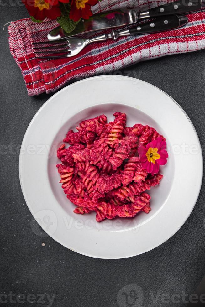 Pasta Zuckerrüben Soße Rote Beete Gemüse Essen Mahlzeit Essen Snack auf das Tabelle Kopieren Raum Essen Hintergrund rustikal oben Aussicht foto