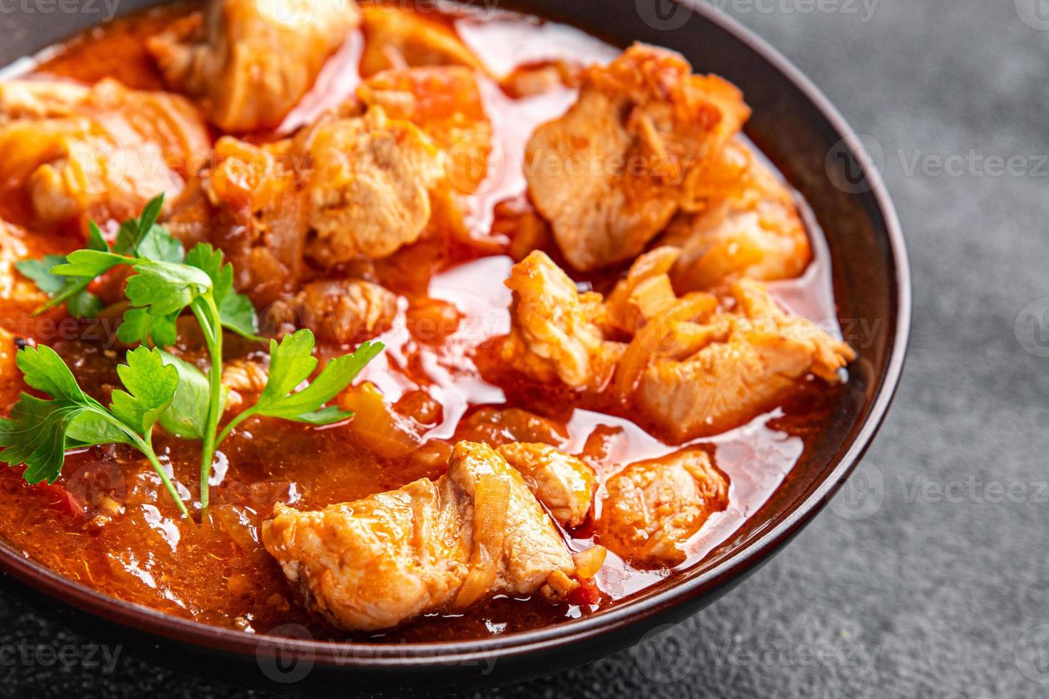 Hähnchen Fleisch Tomate Soße, Gemüse Mahlzeit Essen Snack auf das Tabelle Kopieren Raum Essen Hintergrund rustikal oben Aussicht foto