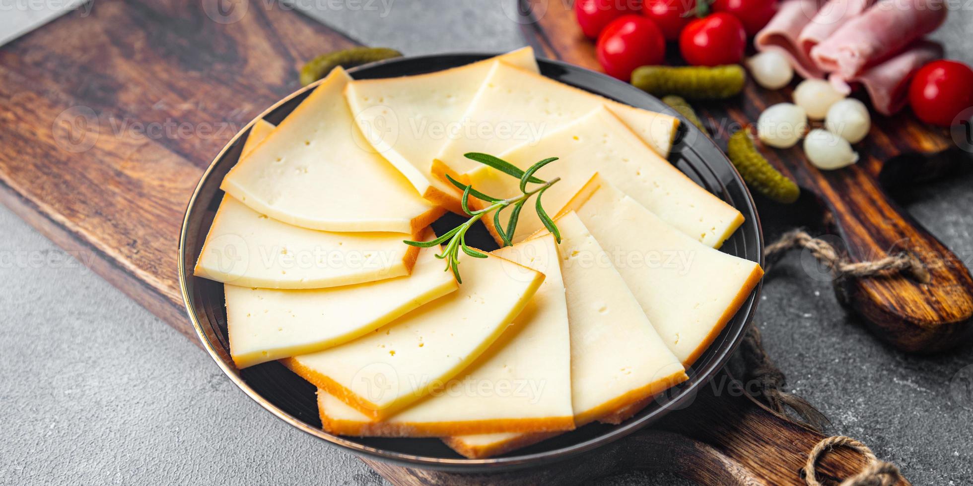 Raclette Käse Mahlzeit Vorspeise Essen Mahlzeit Essen Snack auf das Tabelle Kopieren Raum Essen Hintergrund rustikal oben Aussicht foto