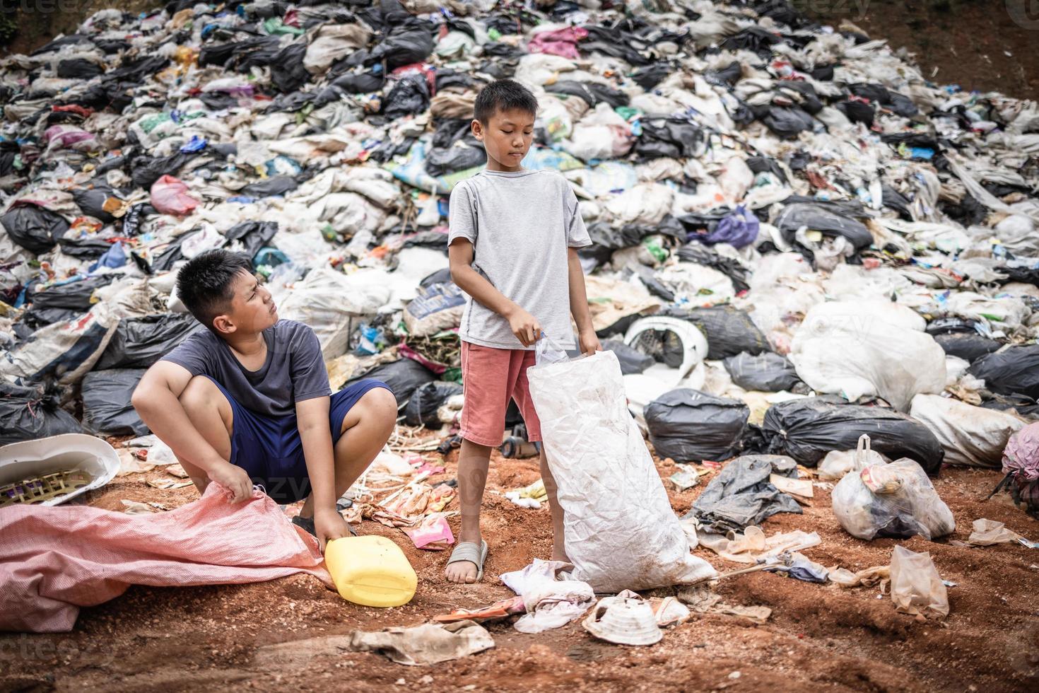 Kinder finden Müll zum Verkauf und recyceln Sie im Deponien, das Leben und Lebensstile von das arm, Armut und Umgebung Konzepte foto