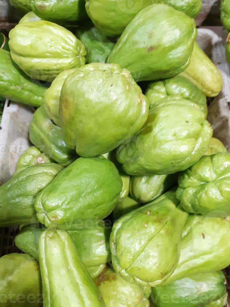 Chayote Kürbisse im Plastik Körbe sind bereit zu Sein verkauft. foto