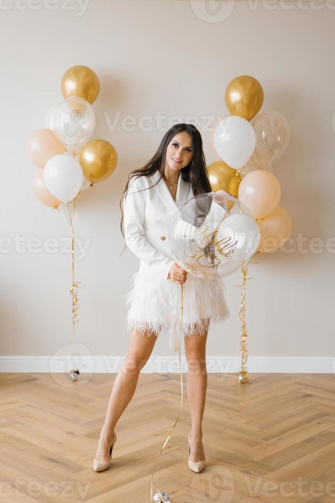 jung kaukasisch Frau halten ein Ballon im ihr Hände im Ehre von ihr dreißigste Geburtstag foto