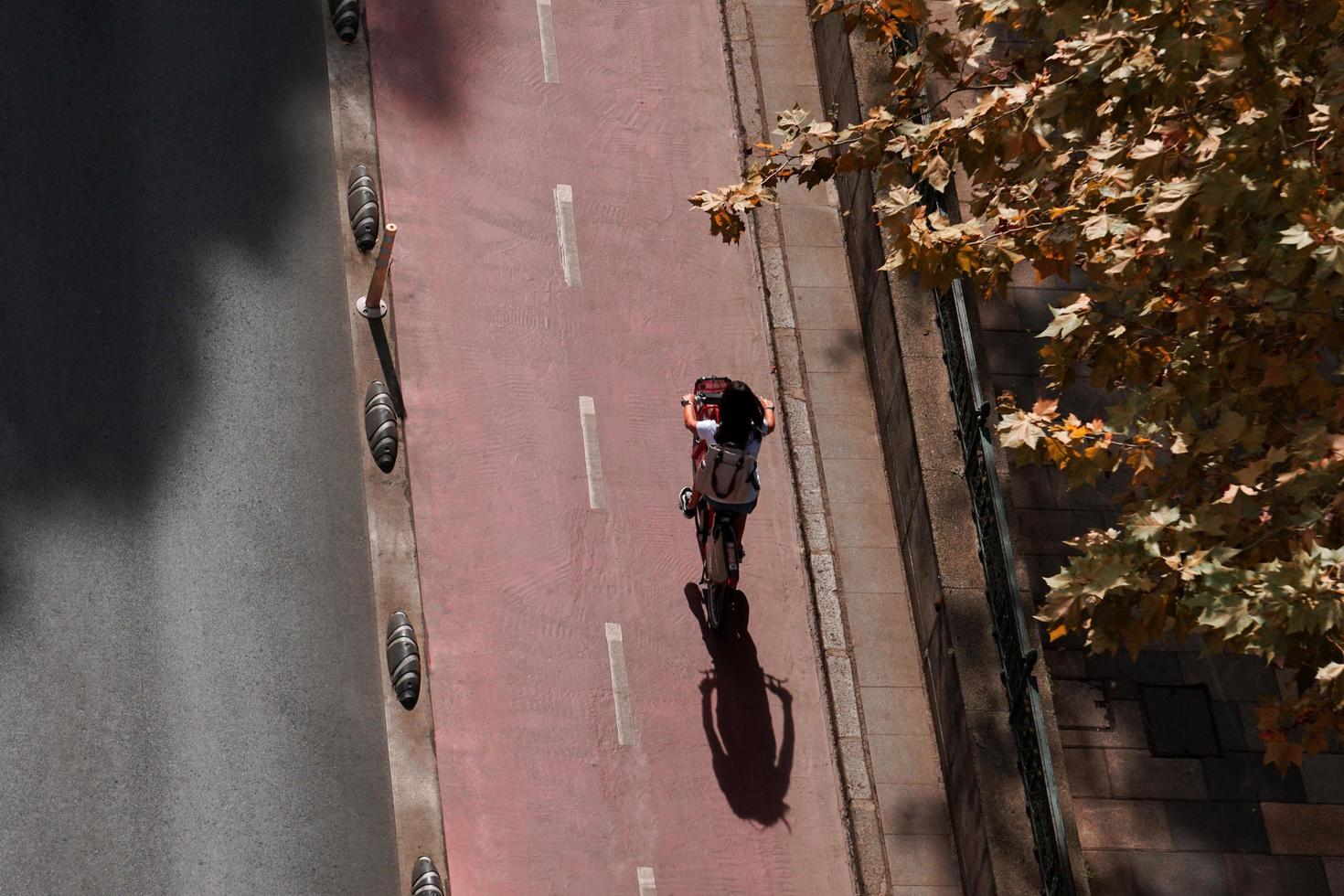bilbao, Vizcaya, Spanien, 2023 - - Radfahrer auf das Straße, Fahrrad Modus von Transport im bilbao Stadt, Spanien foto