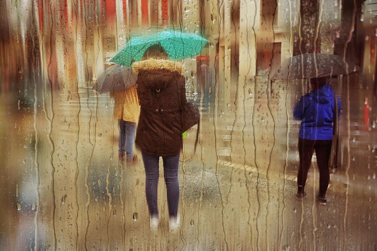 bilbao, Vizcaya, Spanien, 2023 - - Menschen mit ein Regenschirm im regnerisch Tage im Winter Jahreszeit, bilbao, baskisch Land, Spanien foto