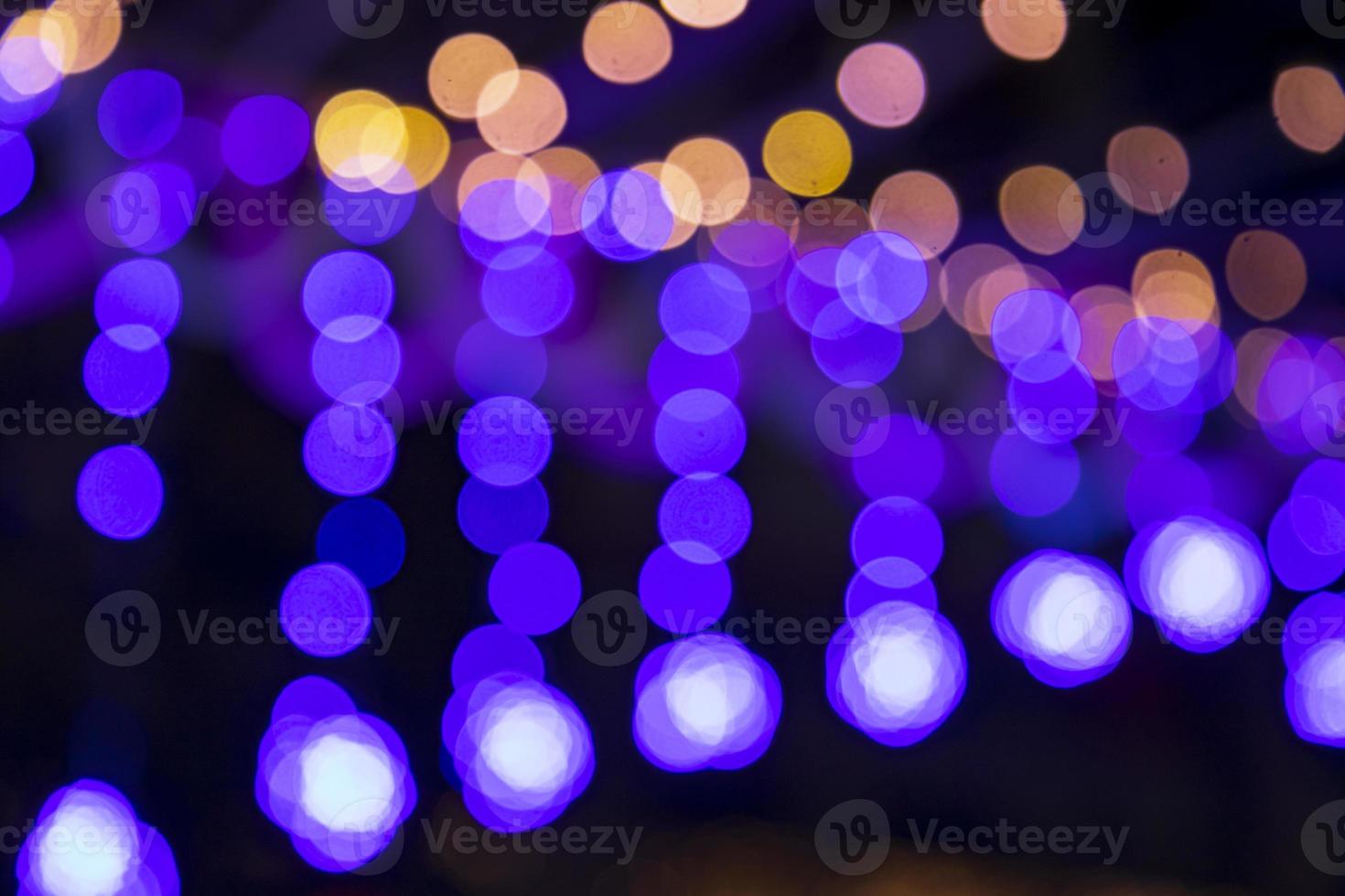 bunt defokussieren abstrakt Bokeh Licht Auswirkungen auf das Straße Nacht schwarz Hintergrund Textur Hintergrund foto