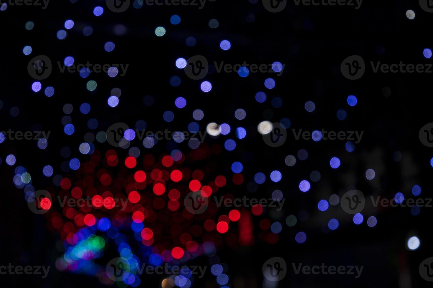 bunt defokussieren abstrakt Bokeh Licht Auswirkungen auf das Straße Nacht schwarz Hintergrund Textur Hintergrund foto