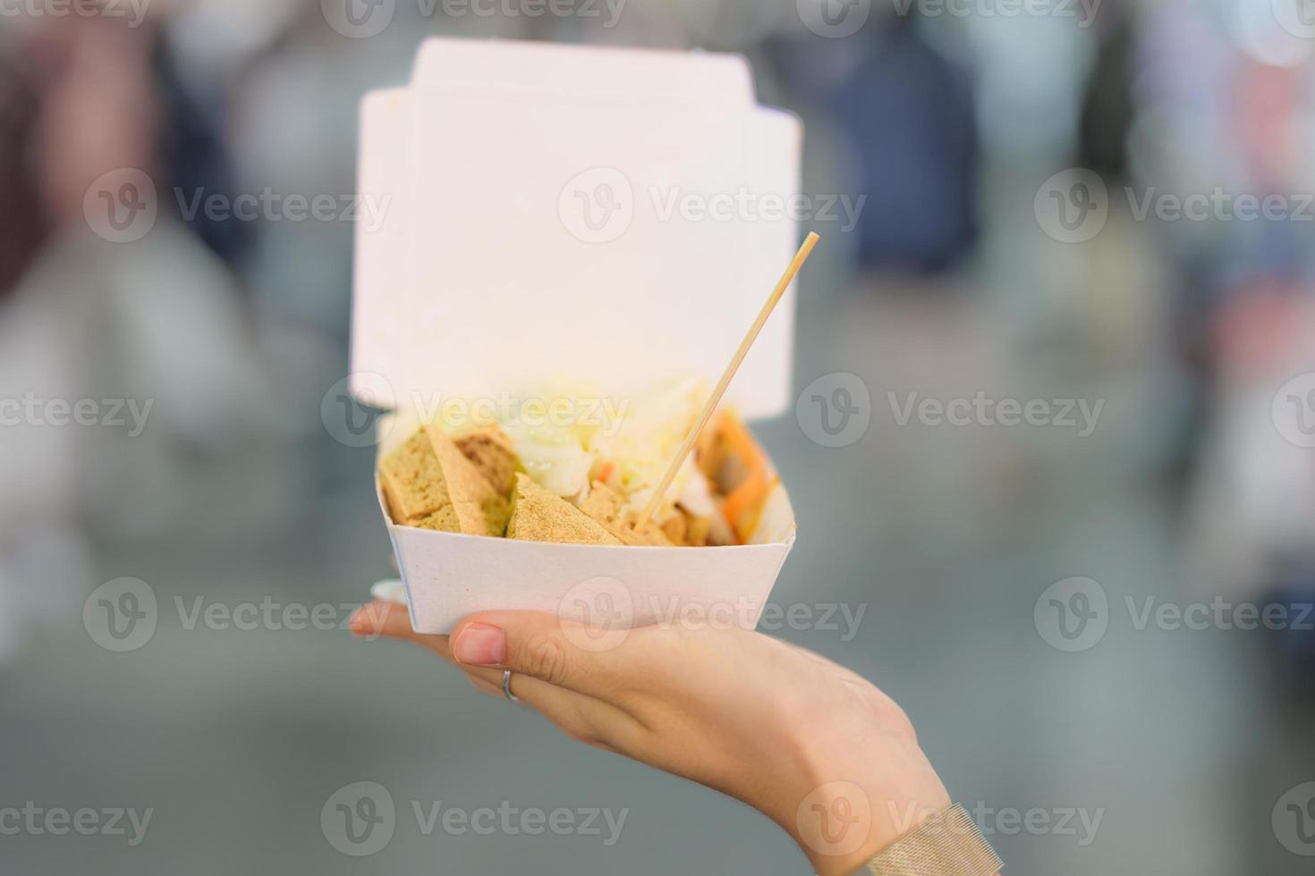 Frau Hand halten stinkend Tofu beim Nacht Markt, berühmt Taiwanese Straße Essen von Taiwan. exotisch Essen im lokal Markt foto