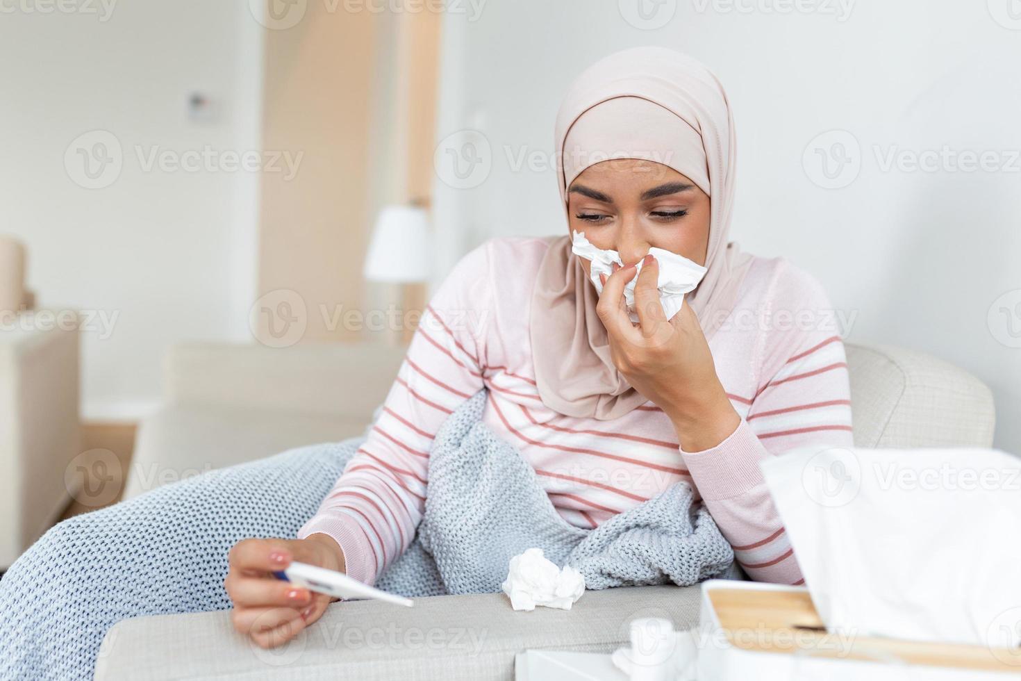 krank Tag beim heim. jung Arabisch Frau hat flüssig und verbreitet kalt. Husten. Nahansicht von schön jung Frau mit Hijab gefangen kalt oder Grippe Erkrankung. foto