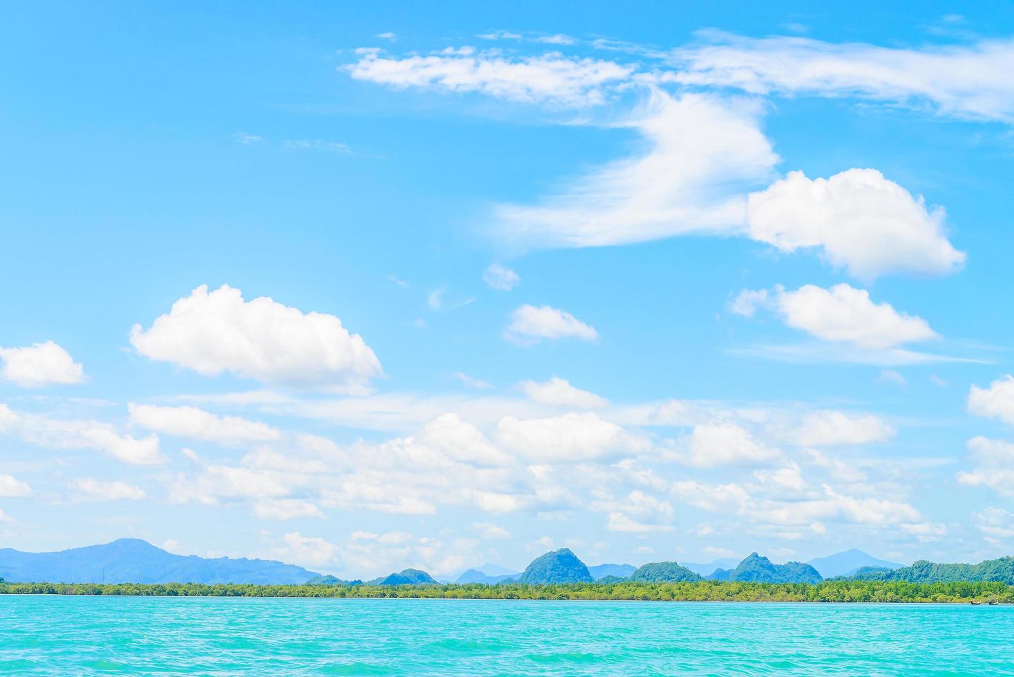 schöne tropische Insel und Meer in Thailand foto