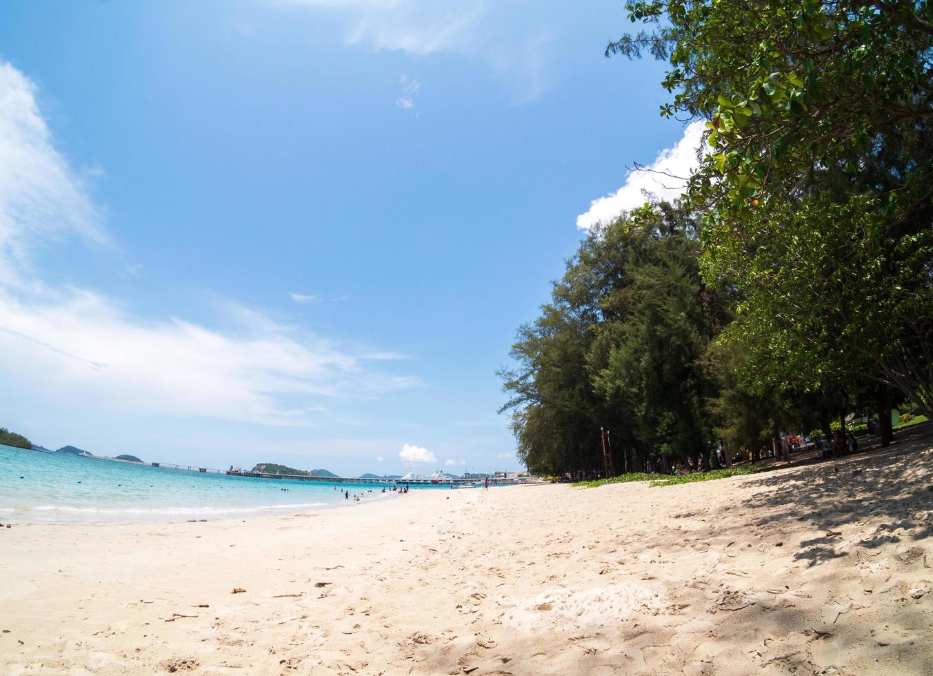 landschaft sommer vorne fisheye aussicht tropisch meer strand blau weiß sand himmel hintergrund ruhig natur ozean schön welle wasser reise nang ram strand ostthailand chonburi exotisch horizont. foto