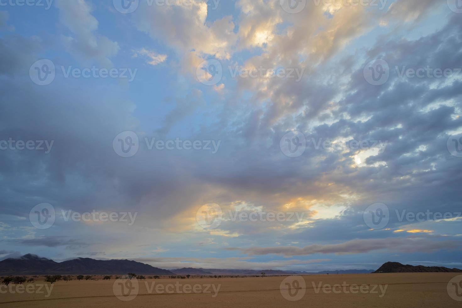 Gelb und Blau Wolken beim Sonnenuntergang im das namib Wüste foto