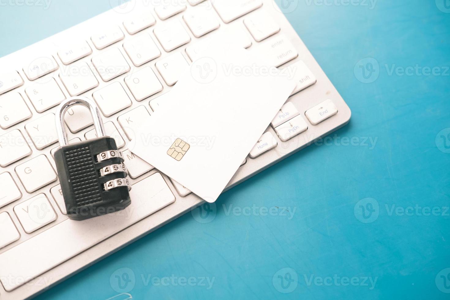 Chipkarte mit Vorhängeschloss auf einer Tastatur foto