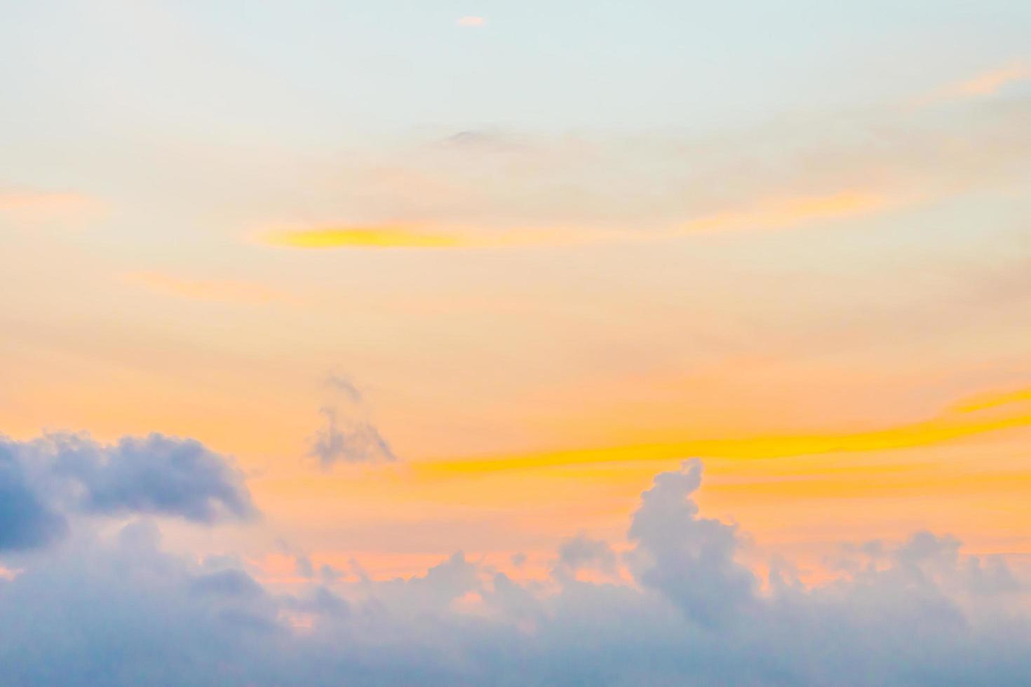 Wolken am Himmel in der Dämmerung foto