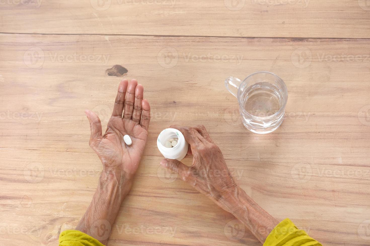 Draufsicht auf Pillen in der Hand einer Person foto