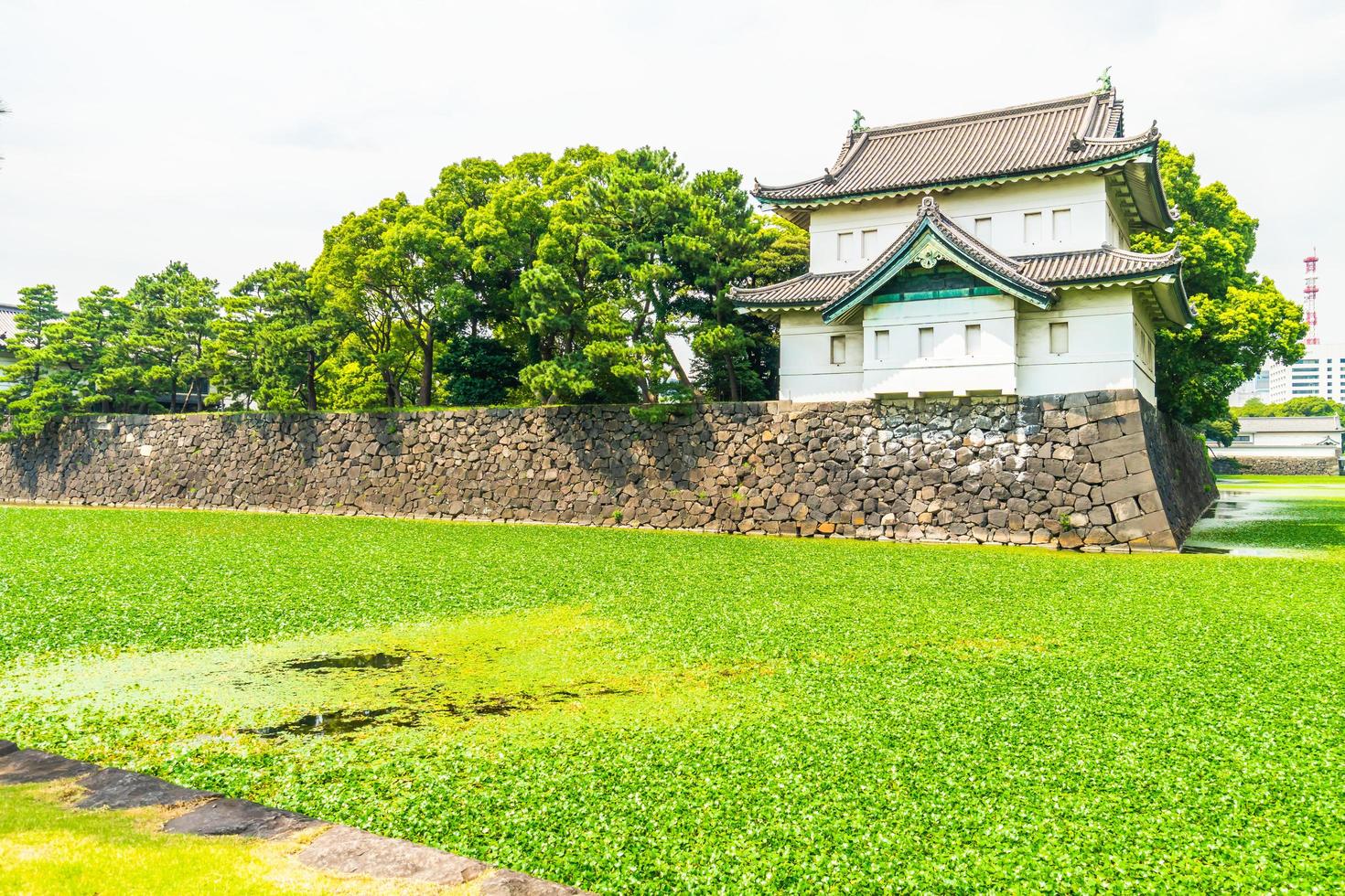 kaiserliche Palastburg mit Wassergraben und Brücke in Tokio Stadt, Japan foto