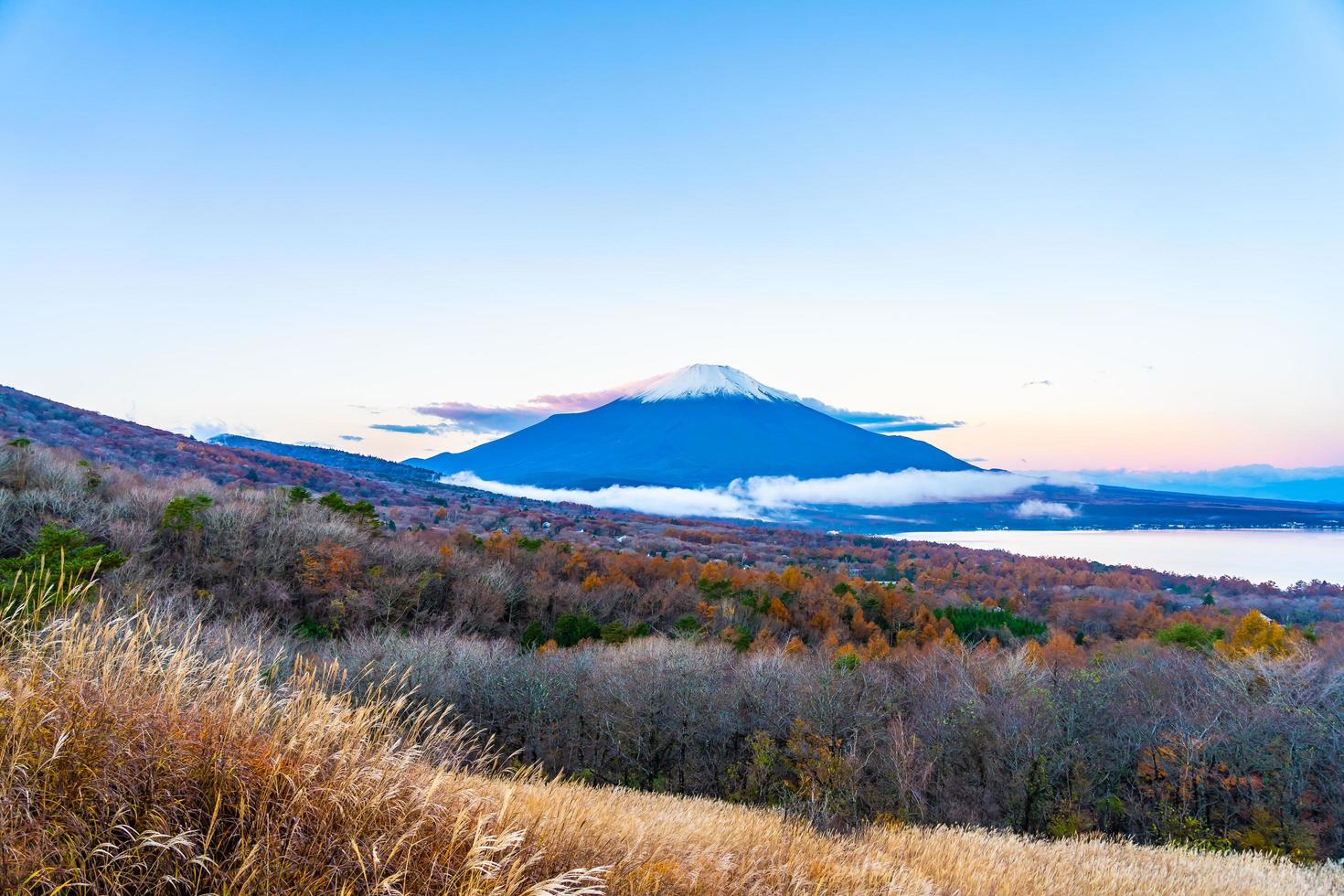 schöne Landschaft von mt. Fuji in der Herbstsaison foto