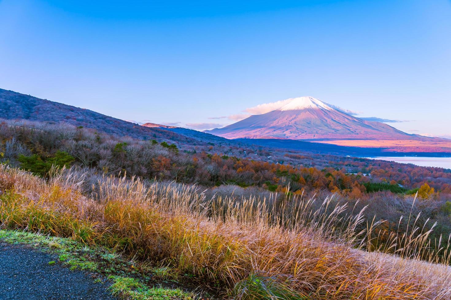 schöne Landschaft von mt. Fuji in der Herbstsaison foto