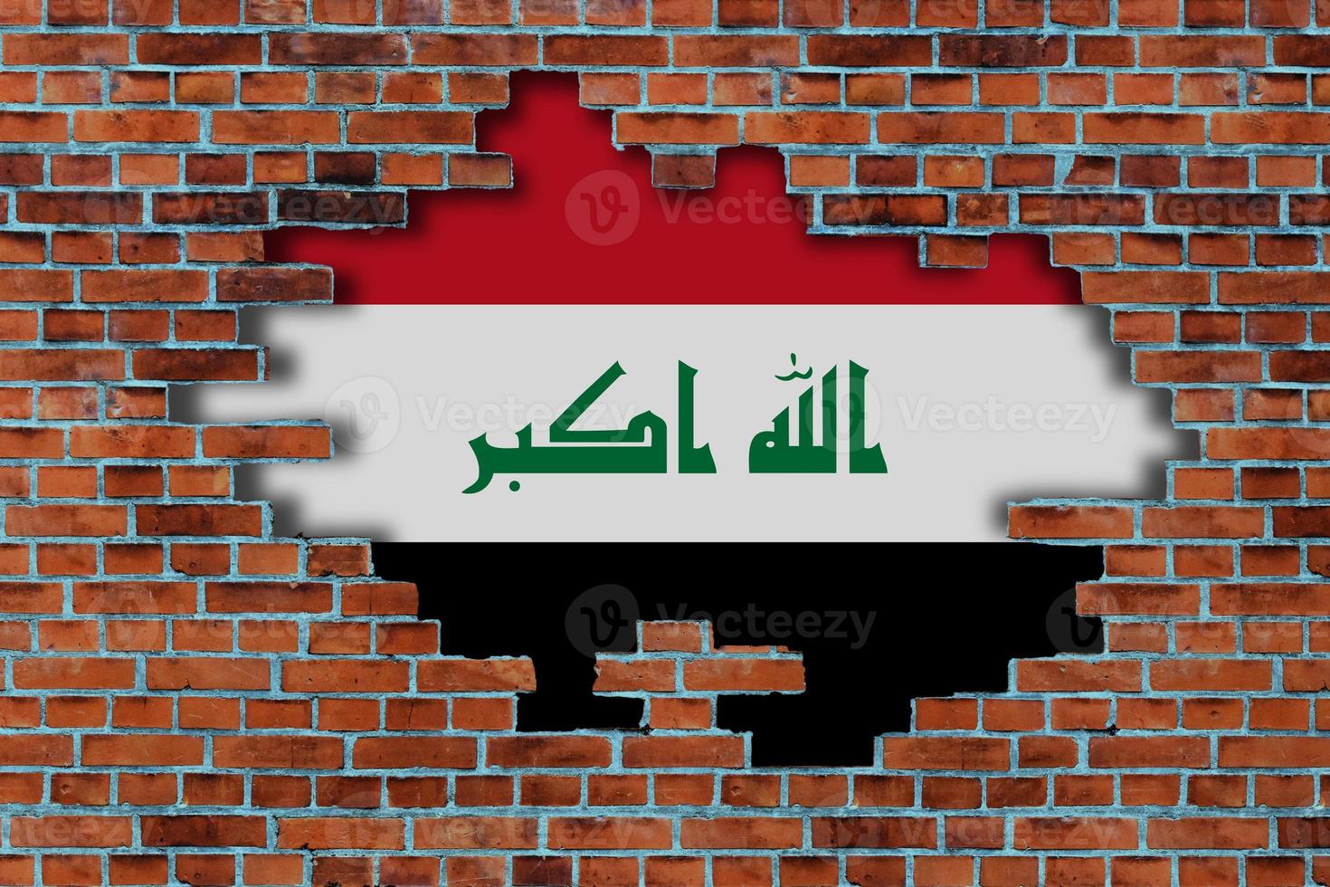 3d Flagge von Irak hinter das gebrochen alt Stein Mauer Hintergrund. foto