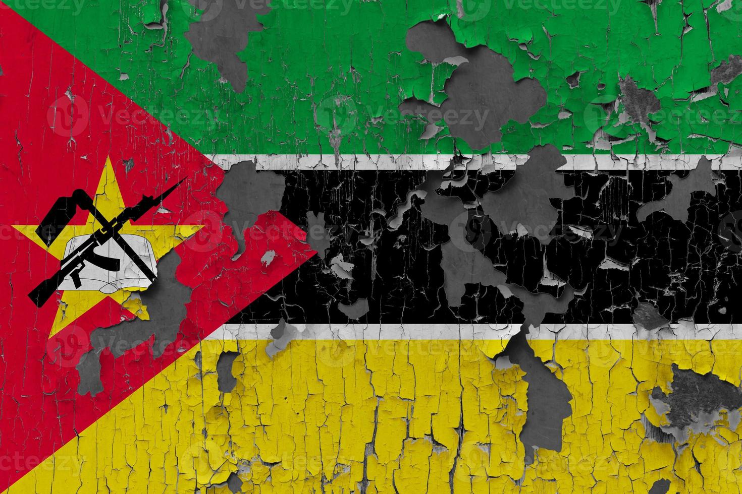 3d Flagge von Mozambique auf ein alt Stein Mauer Hintergrund. foto