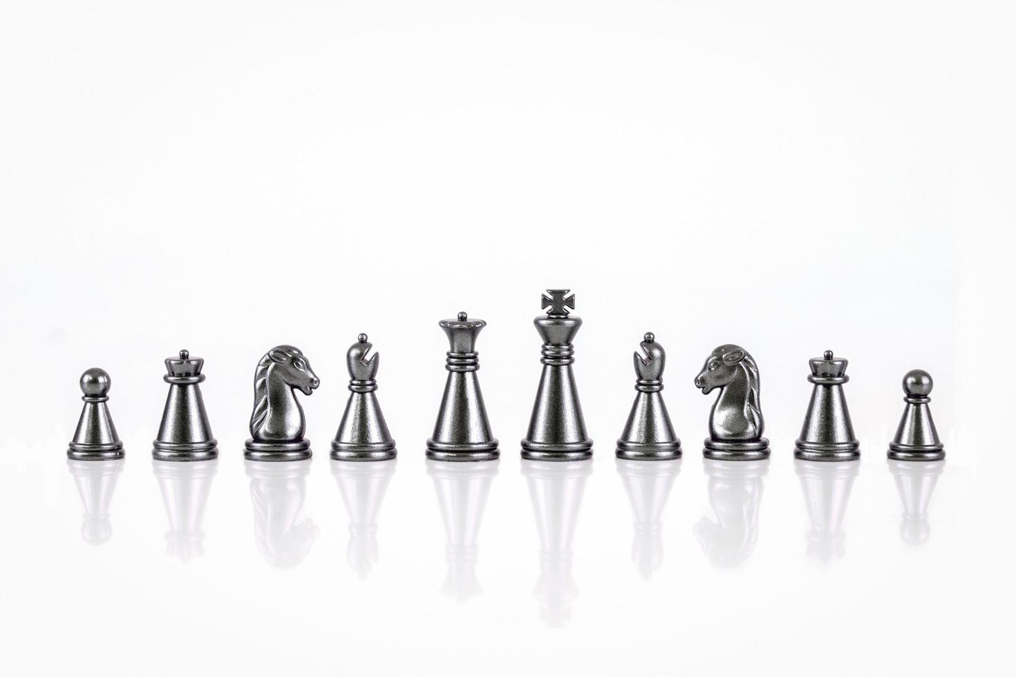 Satz Schachfiguren lokalisiert auf dem weißen Hintergrund foto