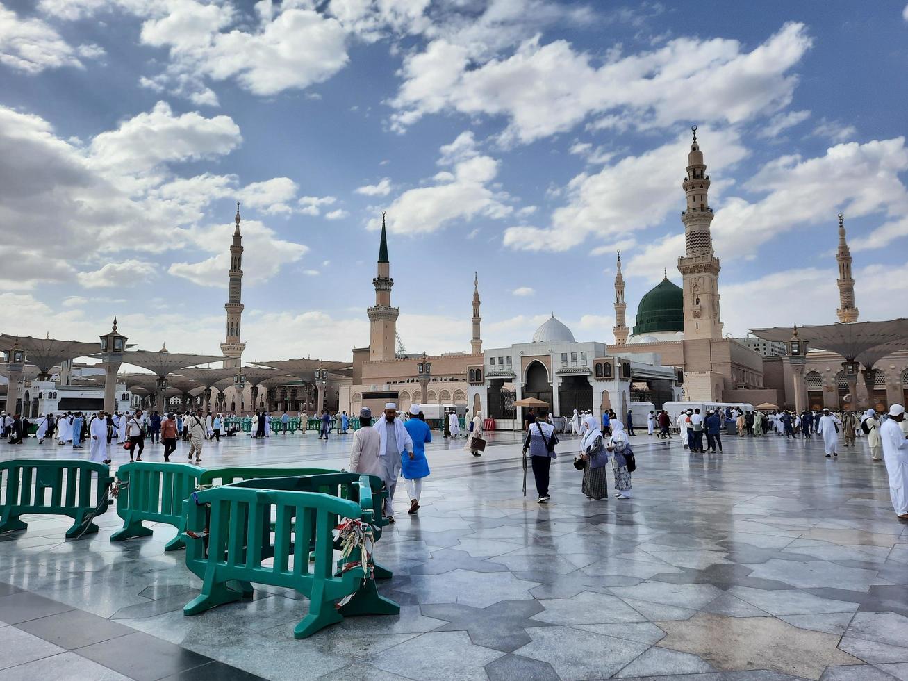 Medina, Saudi Arabien, April 2023 - - schön draußen Aussicht von das Propheten Moschee im Medina. foto