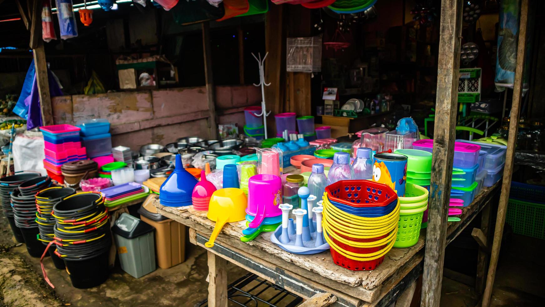 Minahasa, Indonesien Januar 2023, Haushalt Waren Geschäft beim das tondano traditionell Markt foto