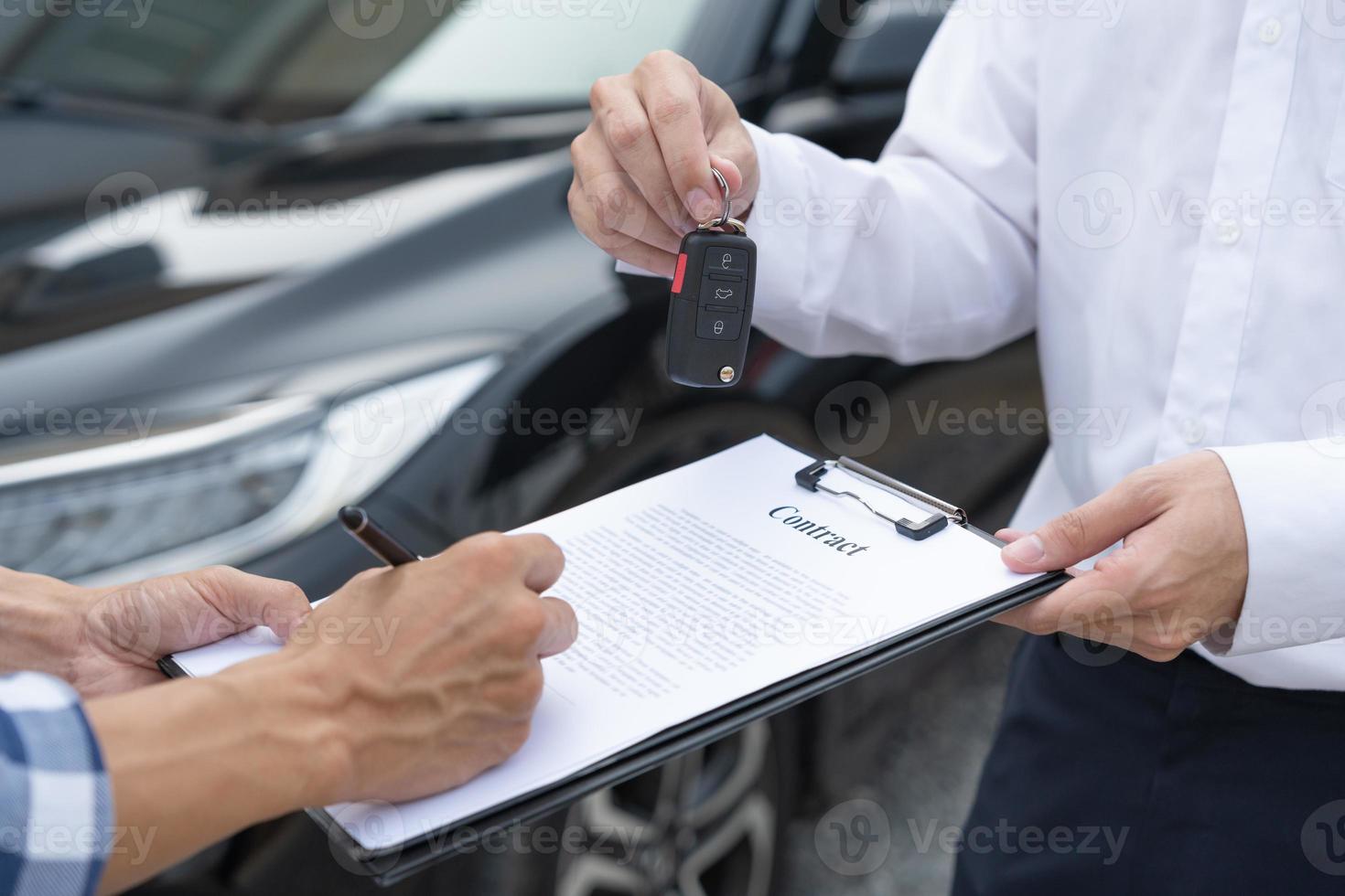 leasen, mietwagen, verkaufen, kaufen. Autohaus sendet Vertrag und Autoschlüssel zur Unterzeichnung an den neuen Besitzer. Verkauf, Kreditfinanzierung, Fahrzeugmiete, Versicherung, Vermietung, Verkäufer, Händler, Ratenzahlung, Autopflegegeschäft foto