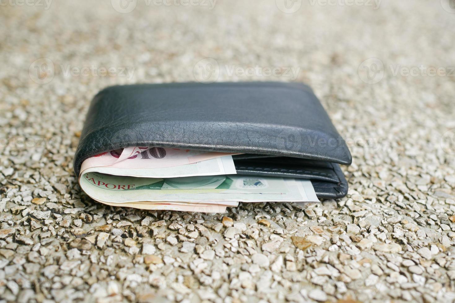 linke Brieftasche auf einer Bank im Park foto