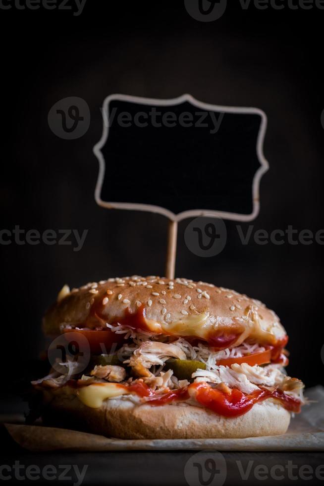 Burger mit geschnitten Hähnchen Fleisch foto