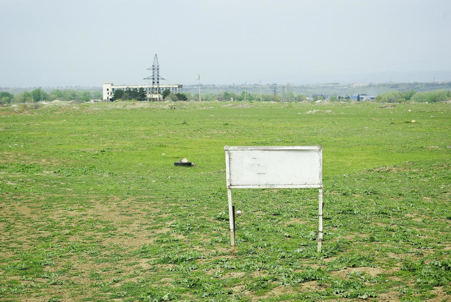 Land zu verkaufen. weiße Werbetafel mit Kopierraum für Text. foto