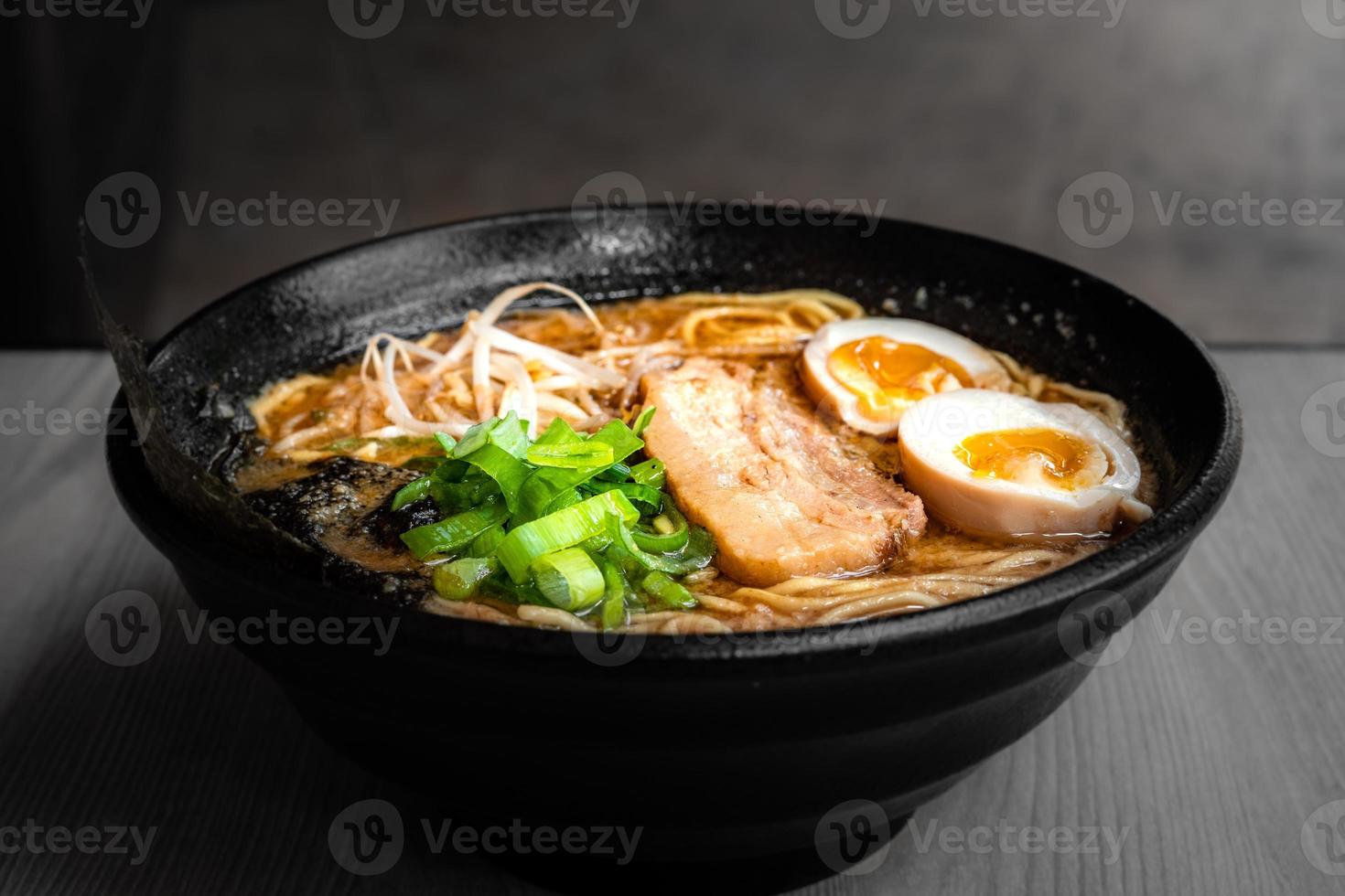 Schüssel mit köstlichen japanischen Ramen für eine Portion foto