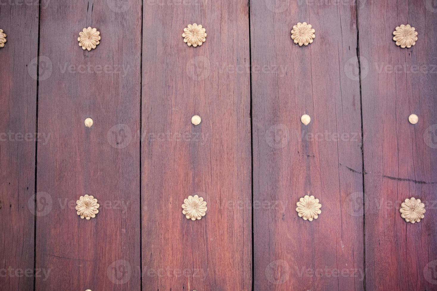 vertikales Holzplattenmuster mit dekorativer Metallbefestigung foto