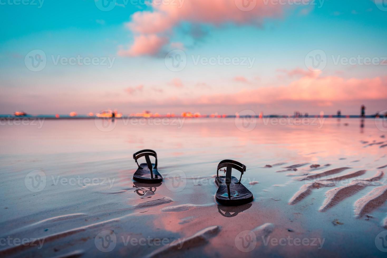 Ein Paar Hausschuhe, die am Ufer von Boracay für einen Spaziergang am frühen Morgen abgereist waren foto