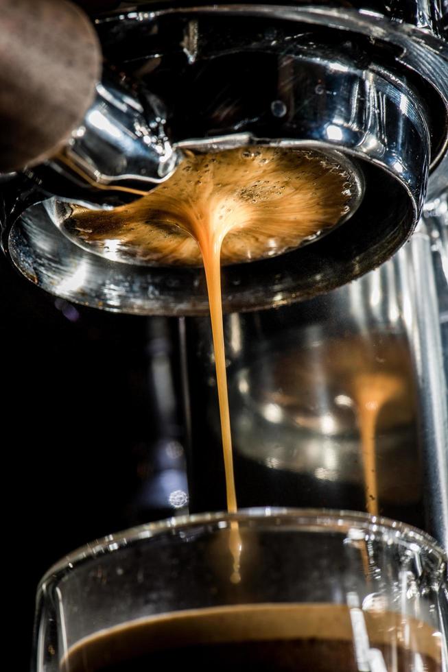 Espressomaschine, die einen Kaffee brüht. foto