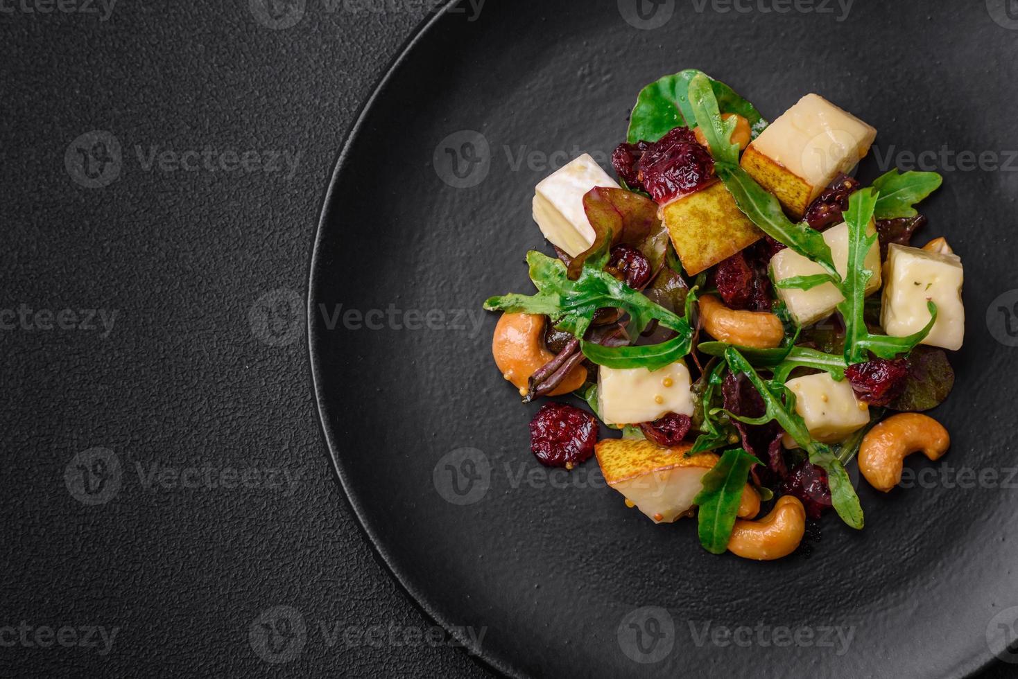 köstlich frisch vegan Salat mit Birne, Brie Käse, Nüsse und Körner, und Rucola foto