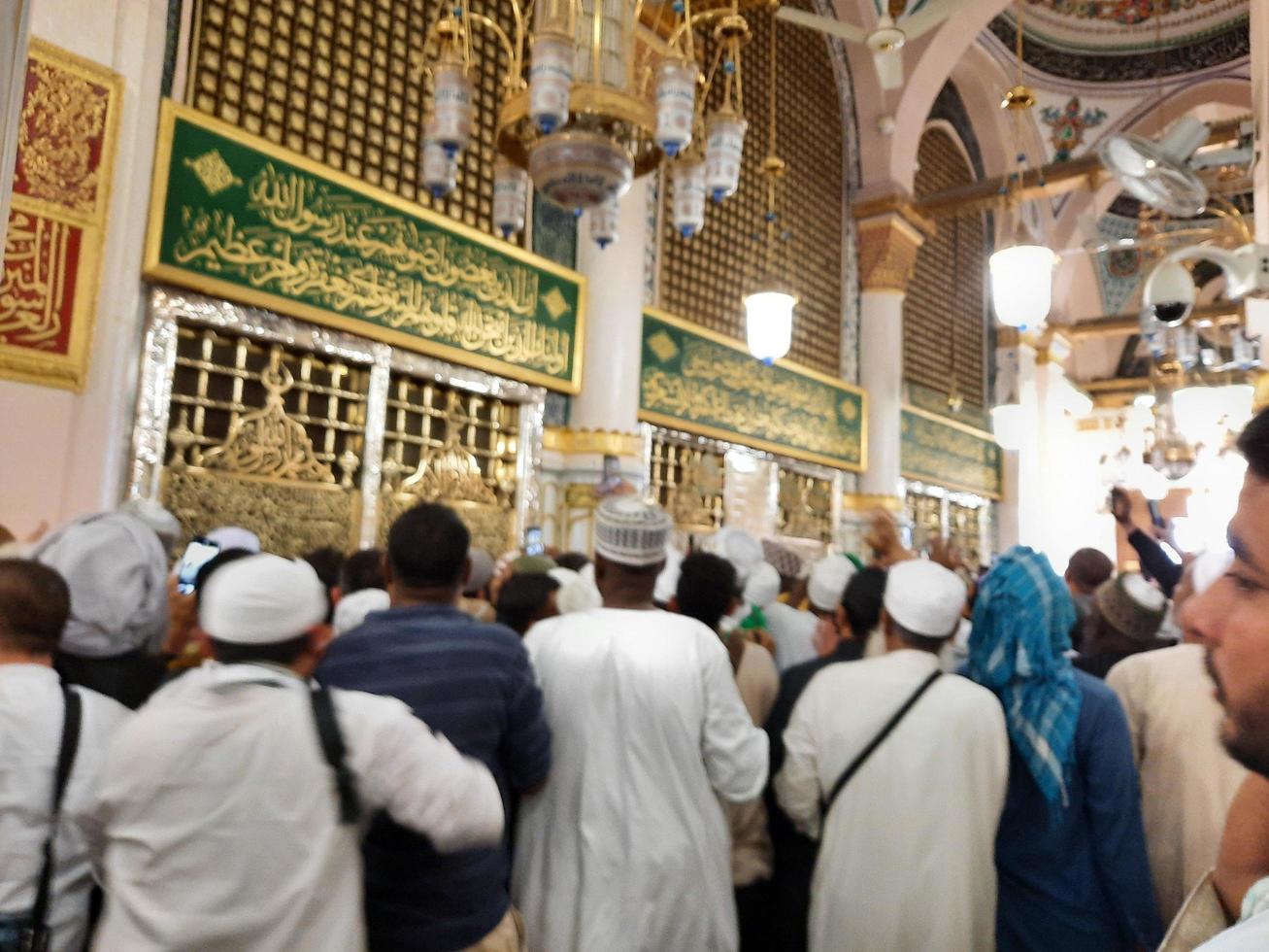 Medina, Saudi Arabien, April 2023 - - Muslim Pilger sind gehen zu Besuch Roza rasool beim Masjid al Nabawi Medina. foto