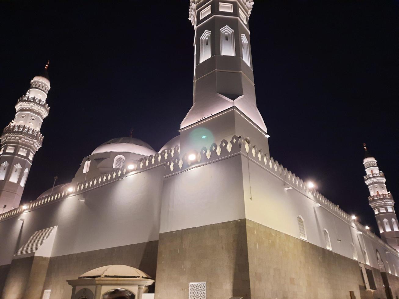 Medina, Saudi Arabien, April 2023 - - ein schön Aussicht von das Gebäude und Minarette von das quba Moschee im Medina, Saudi Arabien beim Nacht. foto