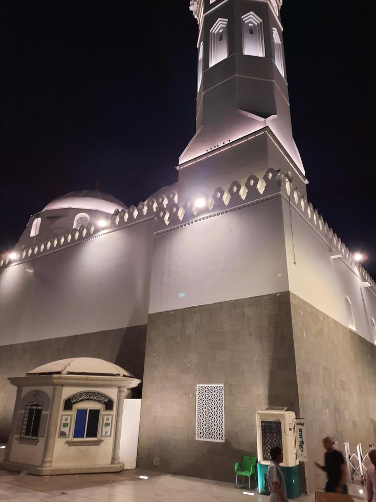 Medina, Saudi Arabien, April 2023 - - ein schön Aussicht von das Gebäude und Minarette von das quba Moschee im Medina, Saudi Arabien beim Nacht. foto