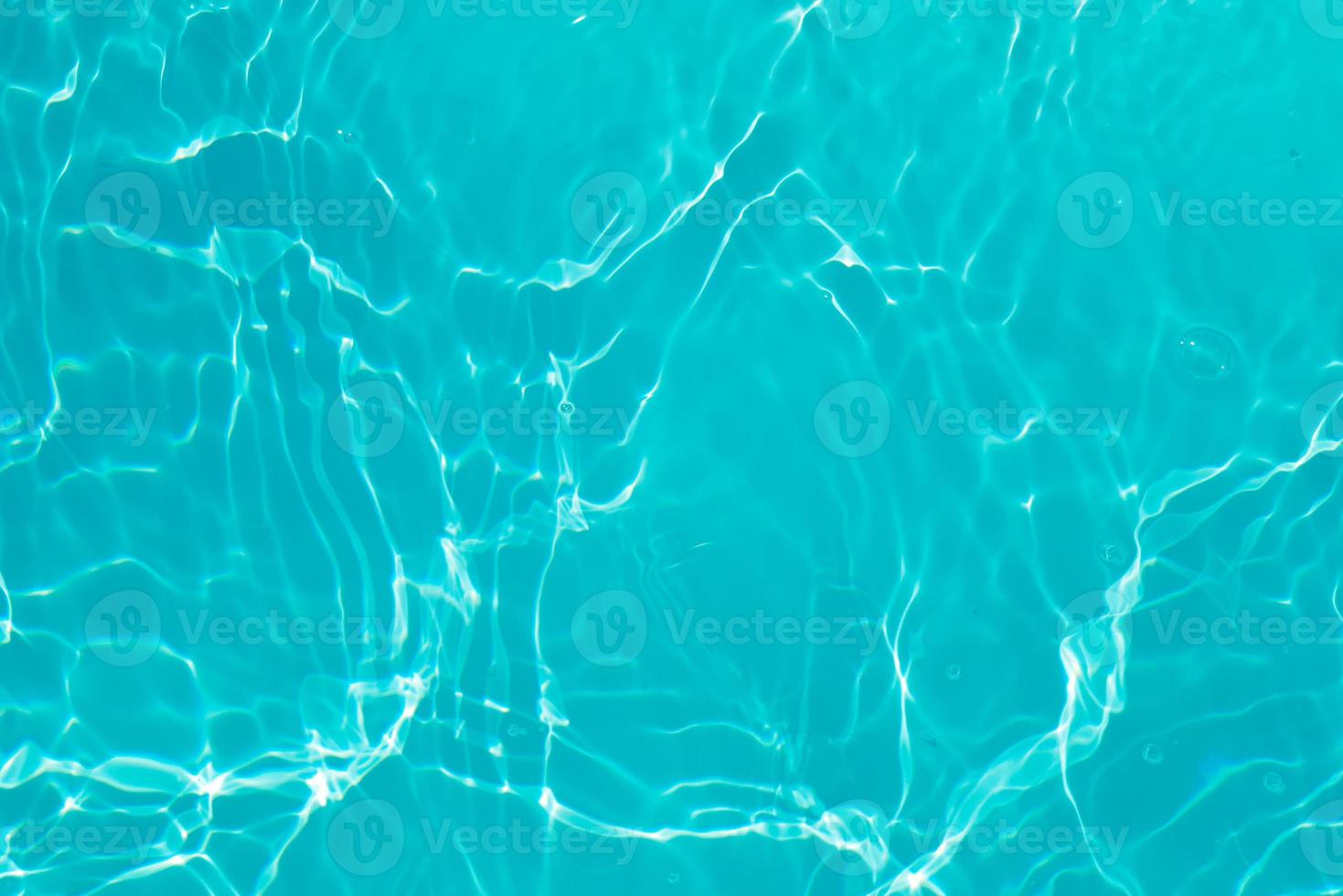 Blau Wasser mit Wellen auf das Oberfläche. defokussieren verschwommen transparent Blau farbig klar Ruhe Wasser Oberfläche Textur mit spritzt und Blasen. Wasser Wellen mit leuchtenden Muster Textur Hintergrund. foto