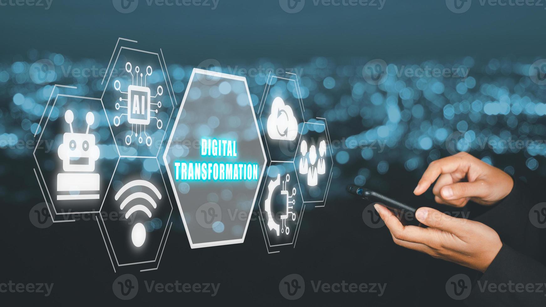 Digital Transformation und Digitalisierung Technologie Konzept, Geschäft Person mit Clever Telefon mit virtuell Bildschirm Digital Transformation Symbol auf Blau Bokeh Hintergrund. foto