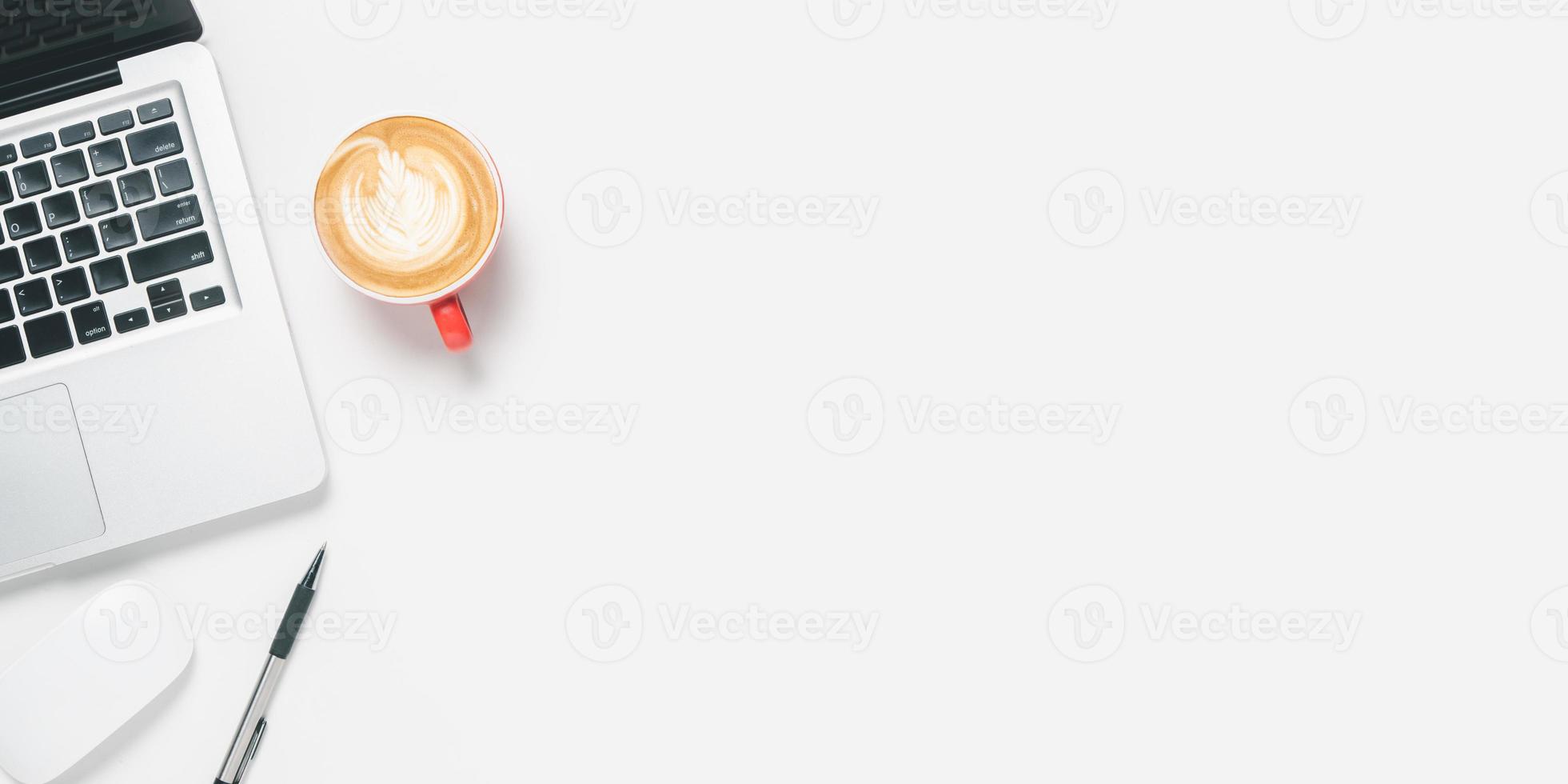 Schreibtisch mit Computer, Stift, Maus, Notizbuch, Tasse Kaffee auf weißem  Hintergrund, Draufsicht mit Kopienraum, Attrappe. 17334623 Stock-Photo bei  Vecteezy